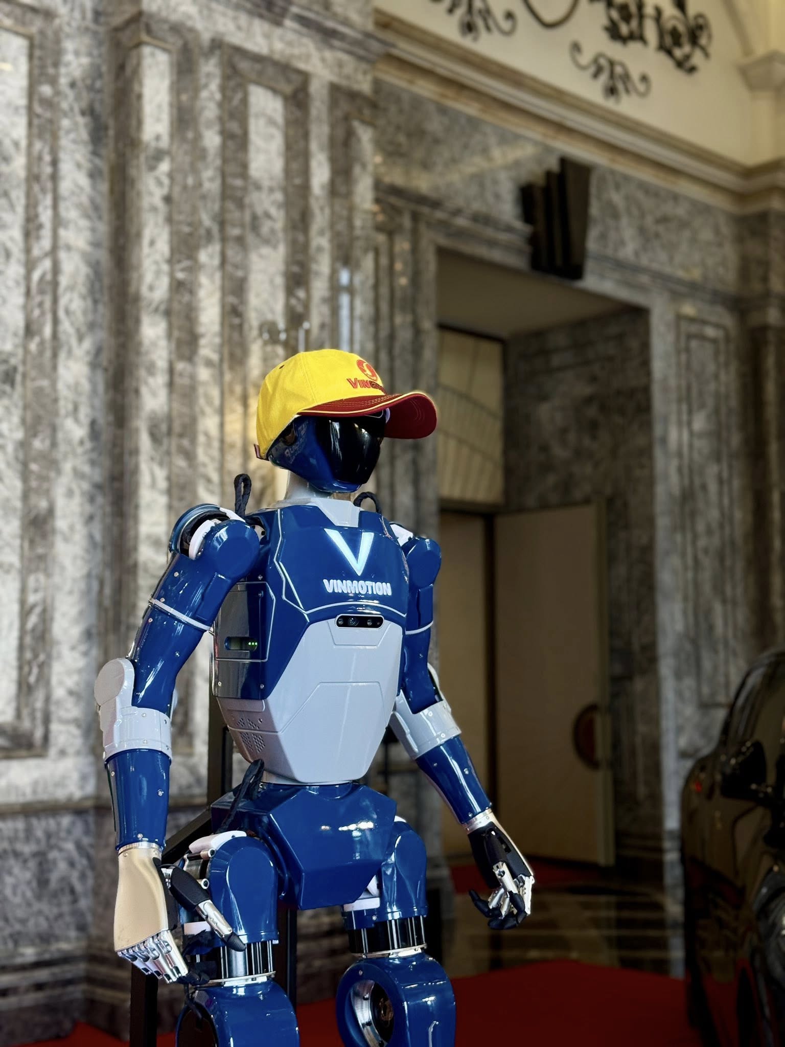 Robot Humanoid Robot tại sự kiện Robot hình người 'Made in Vietnam' thực tế