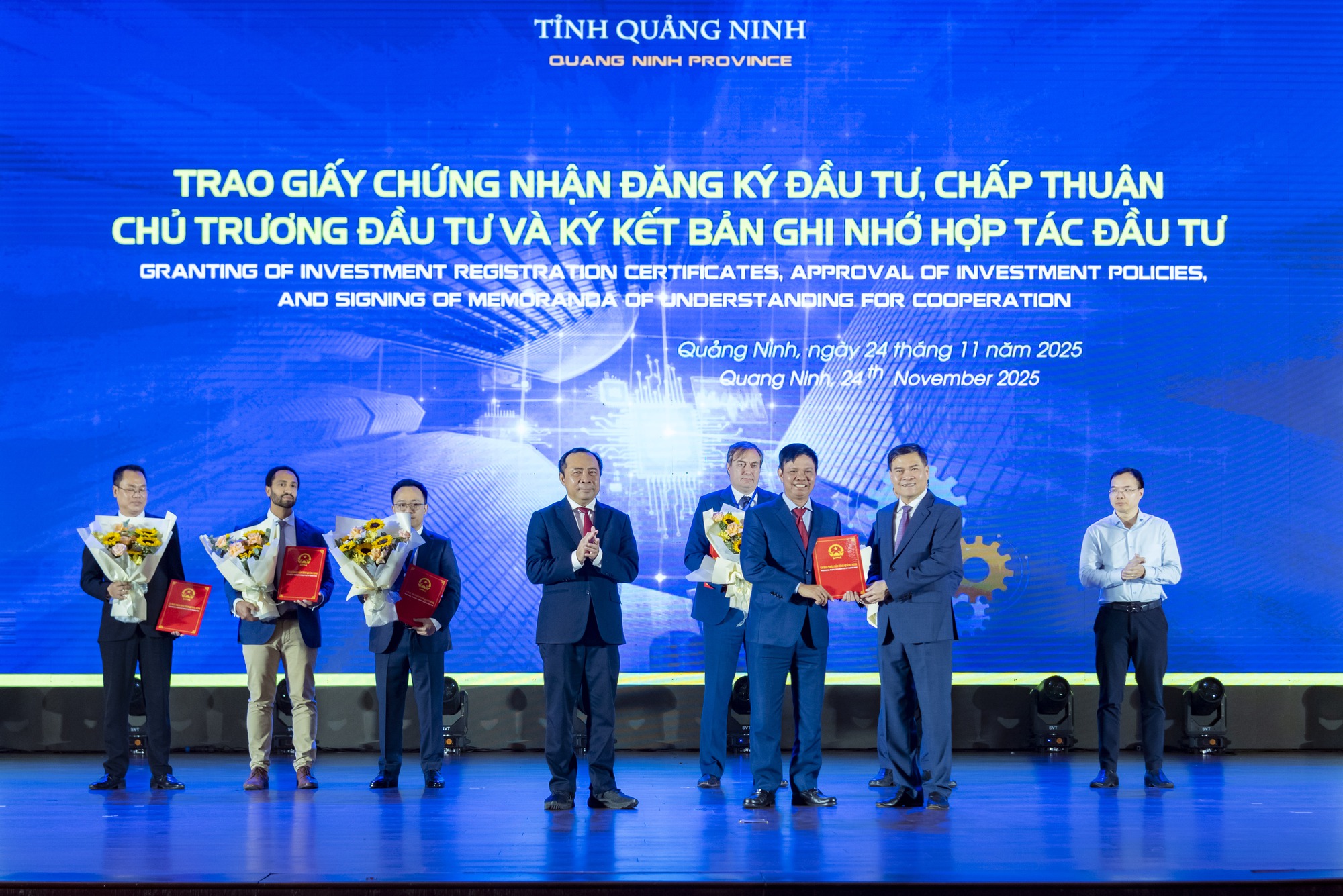 Nhận chứng nhận đầu tư dự án Khu Công nghệ số Đại diện Tập đoàn nhận chứng nhận đăng ký đầu tư dự án xây dựng Khu Công nghệ số tại Quảng Ninh
