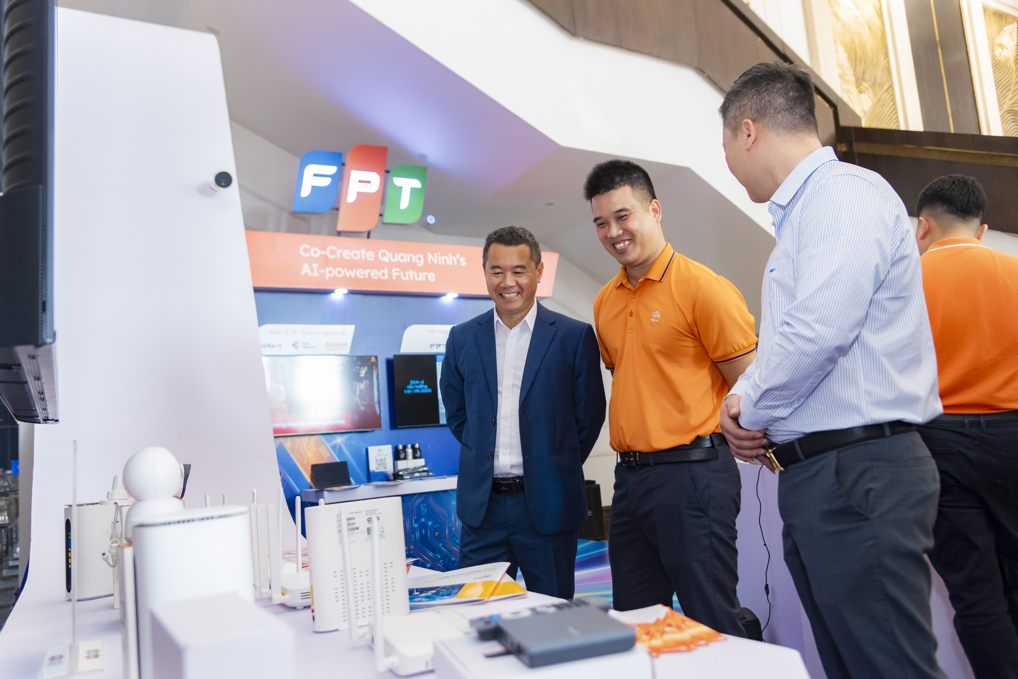 Trình diễn hệ sinh thái giải pháp công nghệ FPT trình diễn hệ sinh thái giải pháp công nghệ tại gian hàng triển lãm sự kiện